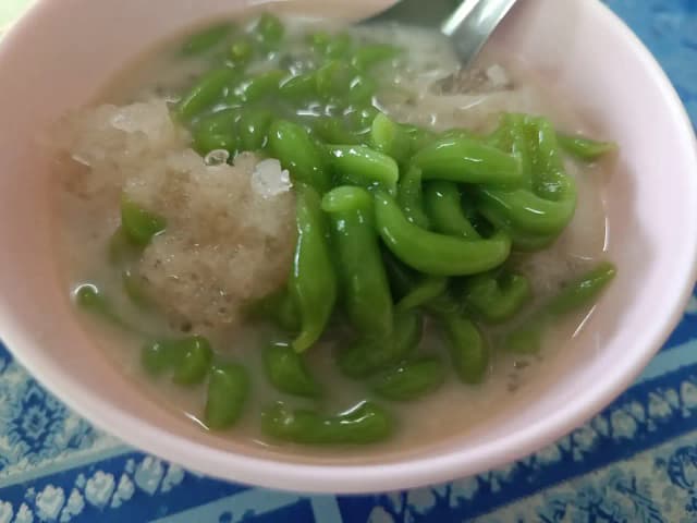 บะหมี่เกี้ยว ลอดช่องใบเตย