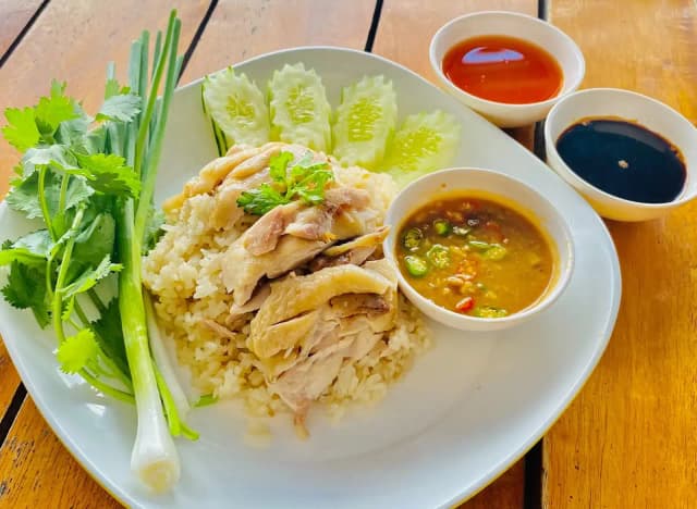 ร้านข้าวมันไก่เพื่อชีวิต เกี้ยนทอดภูเก็ต