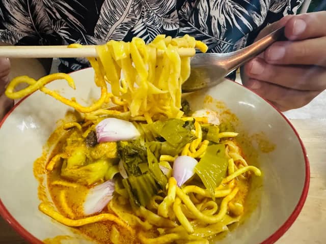 ข้าวซอย ขนมจีนน้ำเงี้ยว ครัวคุณทิพย์